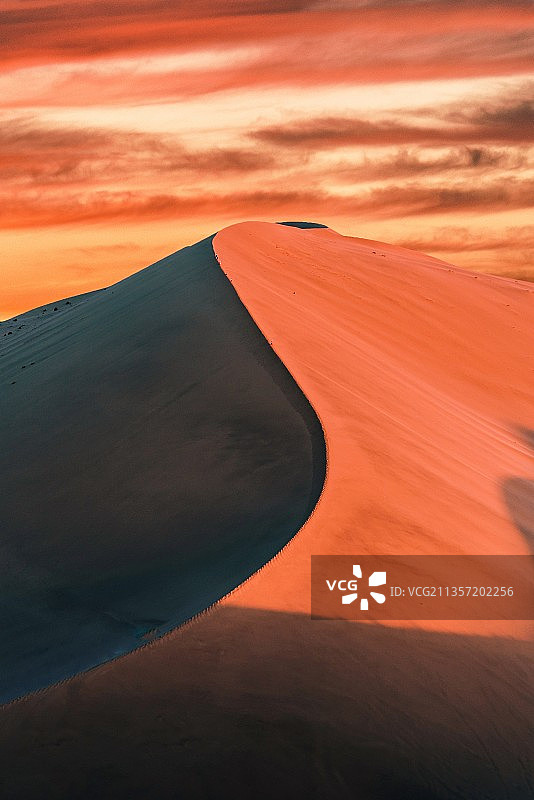 日落时沙漠对天的景色图片素材