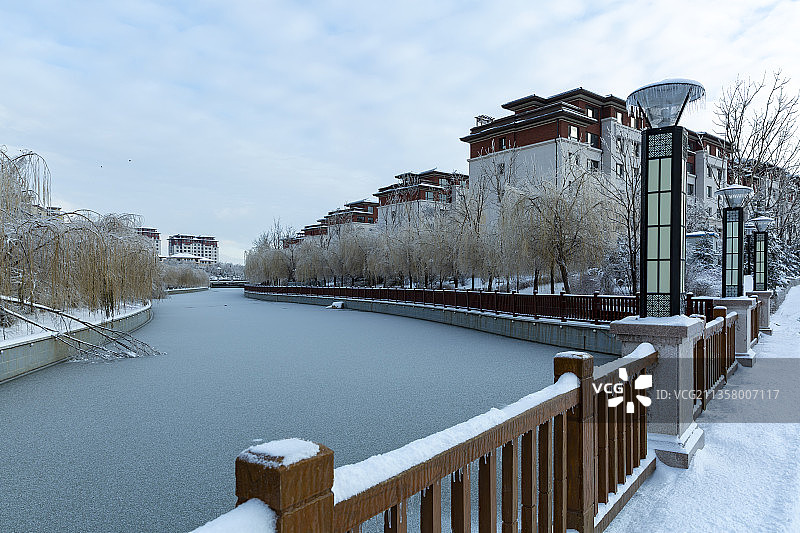 冻雨后的大雪覆盖了城市建筑桥梁街道河流森林树木图片素材
