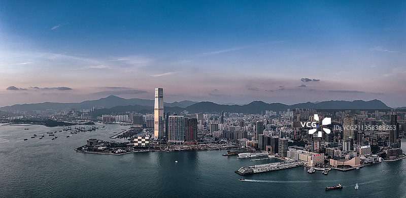 航拍视角下的香港维多利亚港-港岛区城市天际线全景图片素材