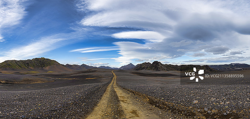 冰岛，空旷的道路沿着风景与天空相映图片素材
