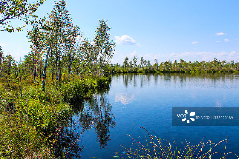 白俄罗斯，天空映衬下的湖水景色图片素材