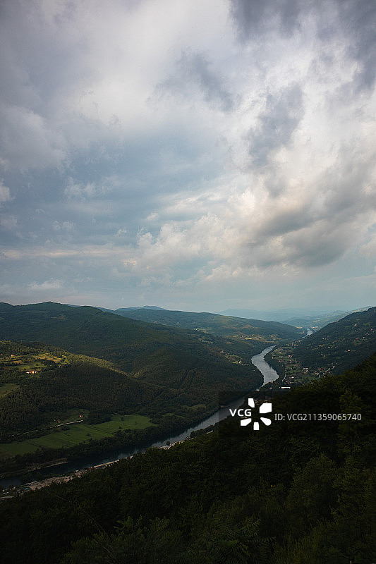 在塞尔维亚摩卡拉戈拉的塔拉国家公园，俯瞰天空的高视角景观图片素材