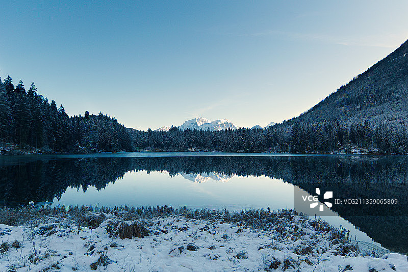 德国拉姆索贝希特斯加登，白雪皑皑的雪山映衬着清澈的天空图片素材