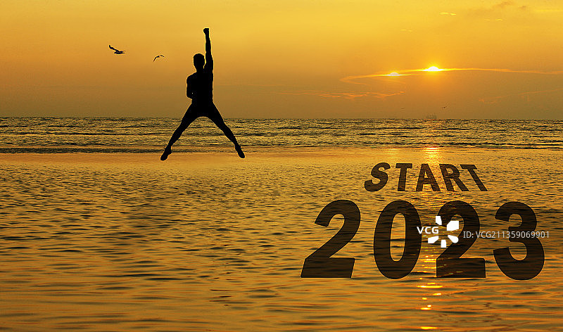 新年日出时在海边向2023年进发图片素材