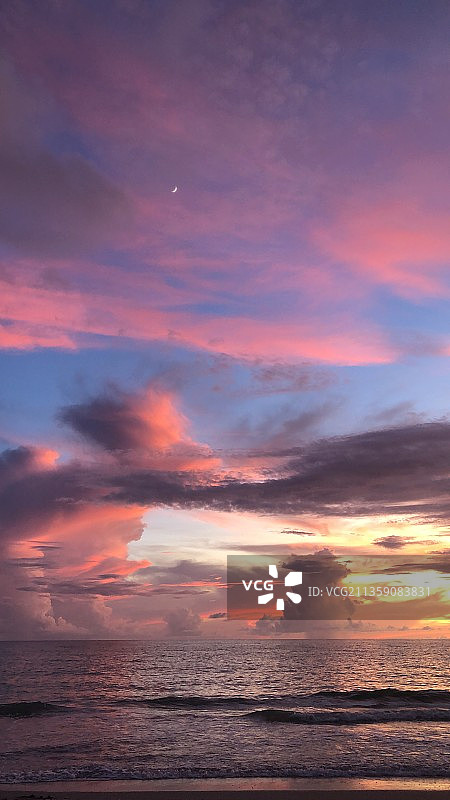 日落时大海与戏剧性天空的风景，美国佛罗里达州卡普瓦岛图片素材