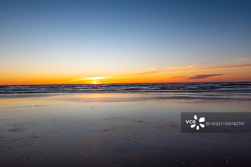 日落时海滩对天空的风景，加尔维斯顿，德克萨斯，美国图片素材