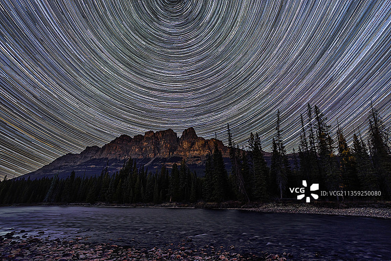 加拿大阿尔伯塔省班夫市夜空中星迹的风景图片素材