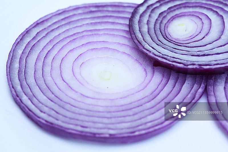 一盘紫色洋葱切片不同排列组合的美图图片素材