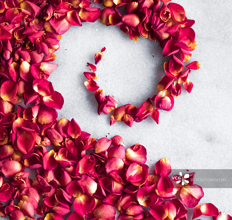 玫瑰花瓣大理石背景，花卉装饰和婚礼平板图片素材