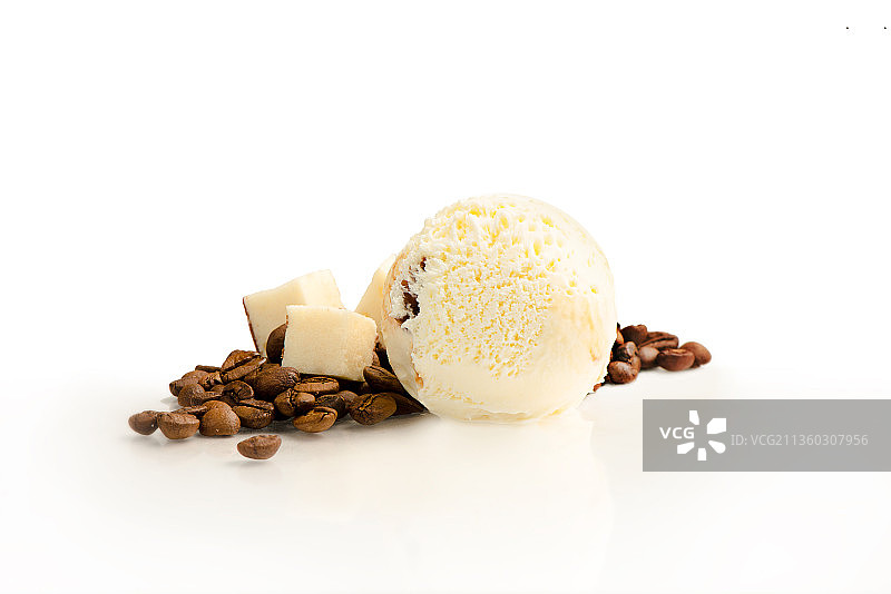冰淇淋球，咖啡味和奶油蛋奶酥配料，咖啡豆和切片图片素材