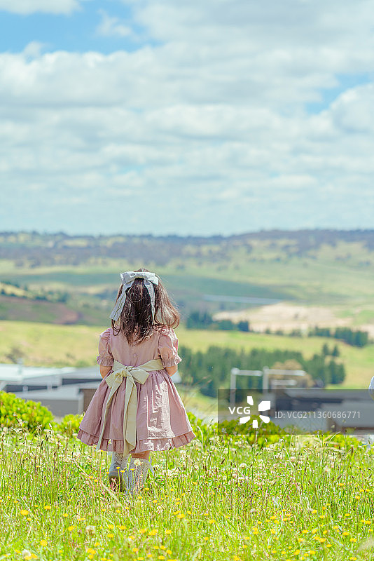 山顶上看风景的小女孩图片素材