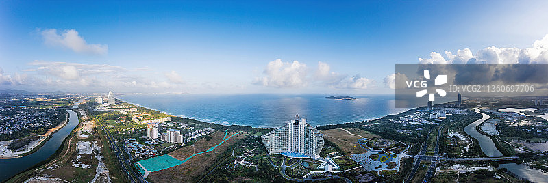 三亚海棠区海棠湾红树林度假酒店白天蓝天白云全景图片素材