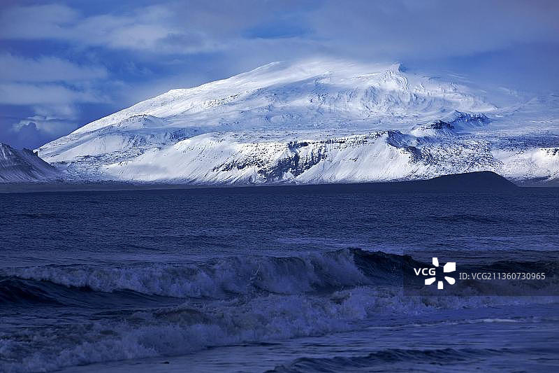 海和冰川Snaefellsjoekull, Langaholt, Snaefellsnes半岛，西冰岛，Vesturland，冰岛，欧洲图片素材