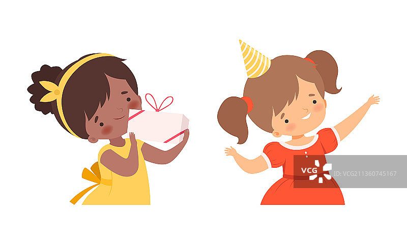 快乐的小女孩戴着锥形生日帽图片素材