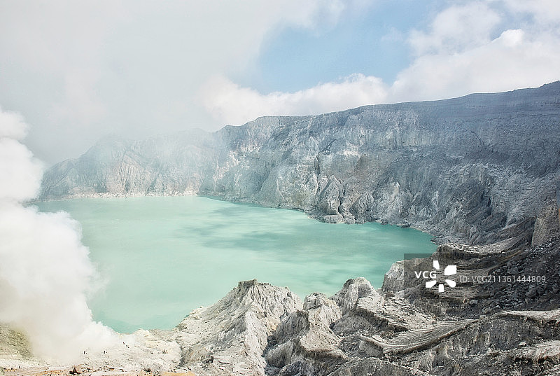 印度尼西亚，爪哇东方岛，云天映衬下的温泉风景图片素材