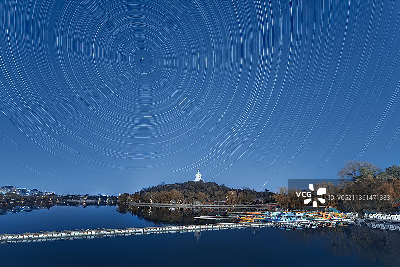 北京北海公园星空 星轨 流星 夜晚 安静 祥和 停泊 船图片素材