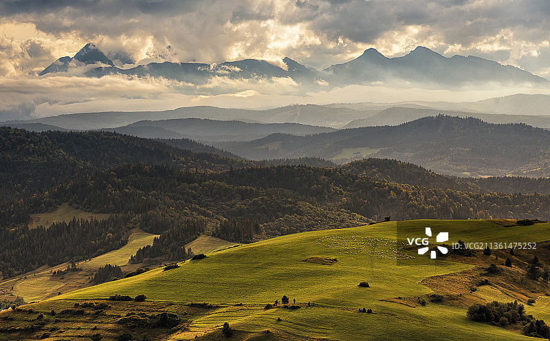 Krajobraz grski，波兰Szczawnica的风景和山脉的天空景色图片素材
