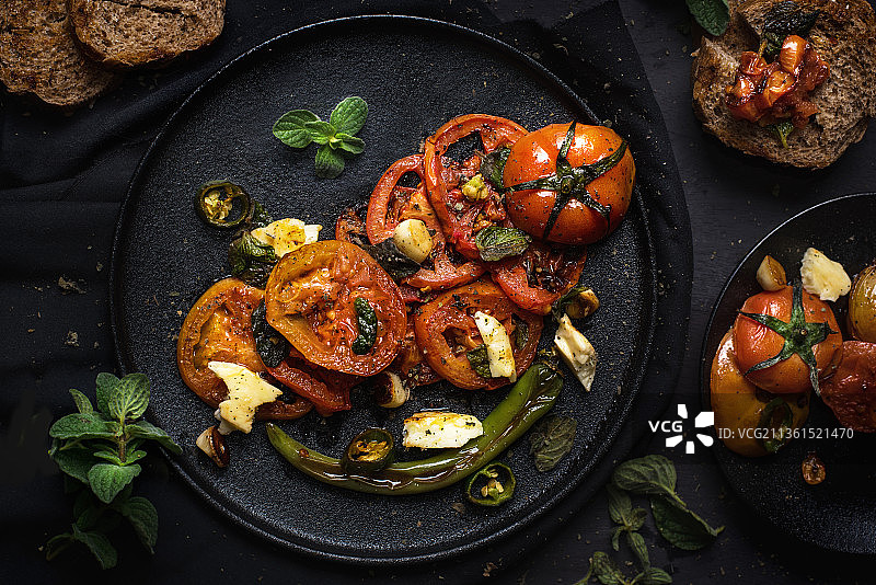 烤番茄与香草，直接上方的盘子上的食物图片素材