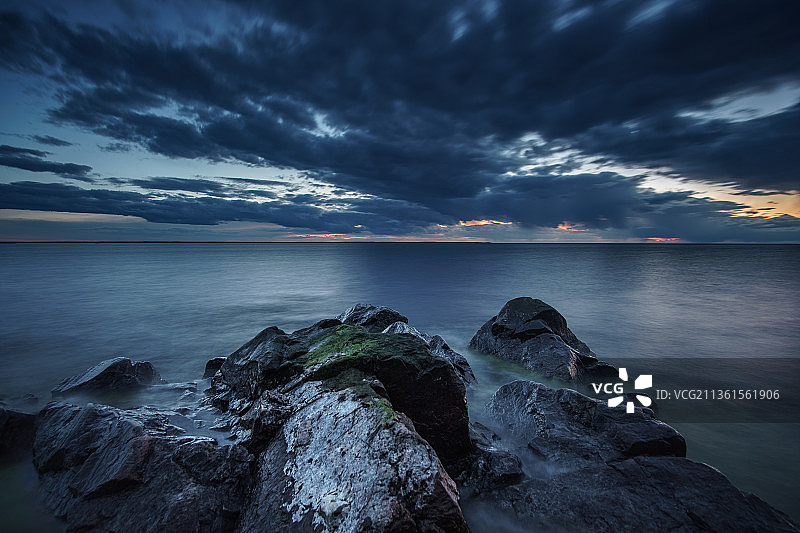 Sikhjlm hh，瑞典斯威利热，夜晚海天映衬的美景图片素材