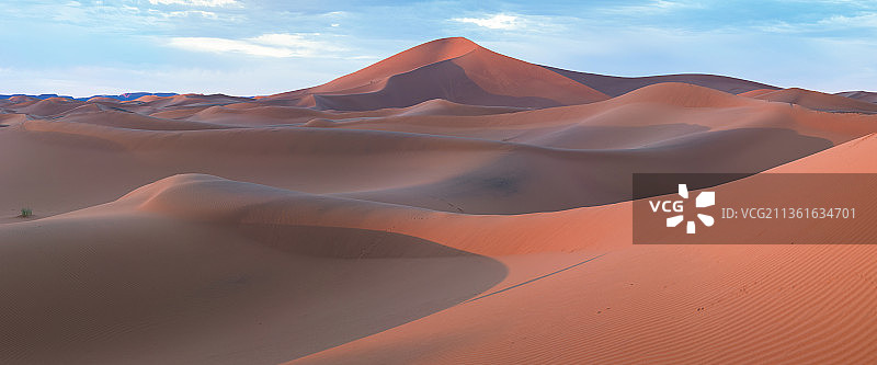 撒哈拉沙漠，天空映衬下的沙漠风景图片素材