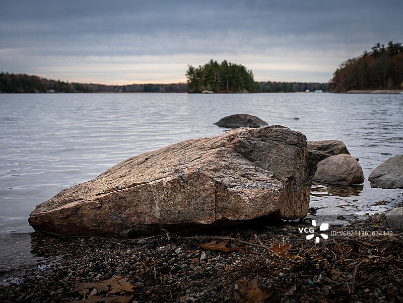 冬天的岩石，风景的岩石在天空的湖图片素材