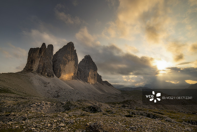 日落时分，意大利拉瓦雷多的Tre Cime di Lavaredo的山景图片素材