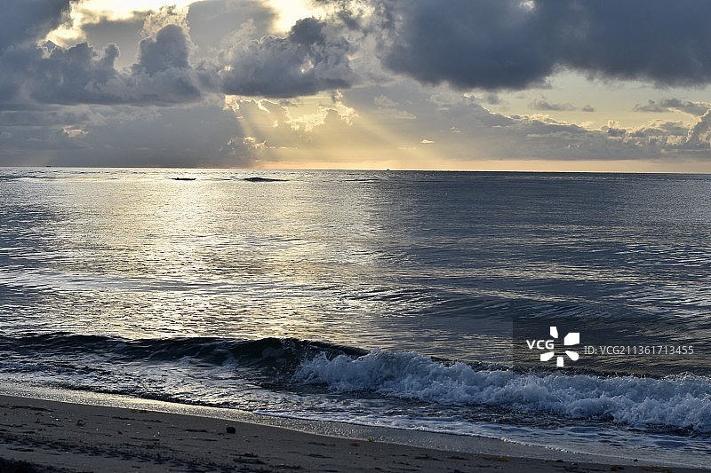 多云的海洋日出，日落时大海对天空的风景，博卡拉顿，佛罗里达州，美国图片素材