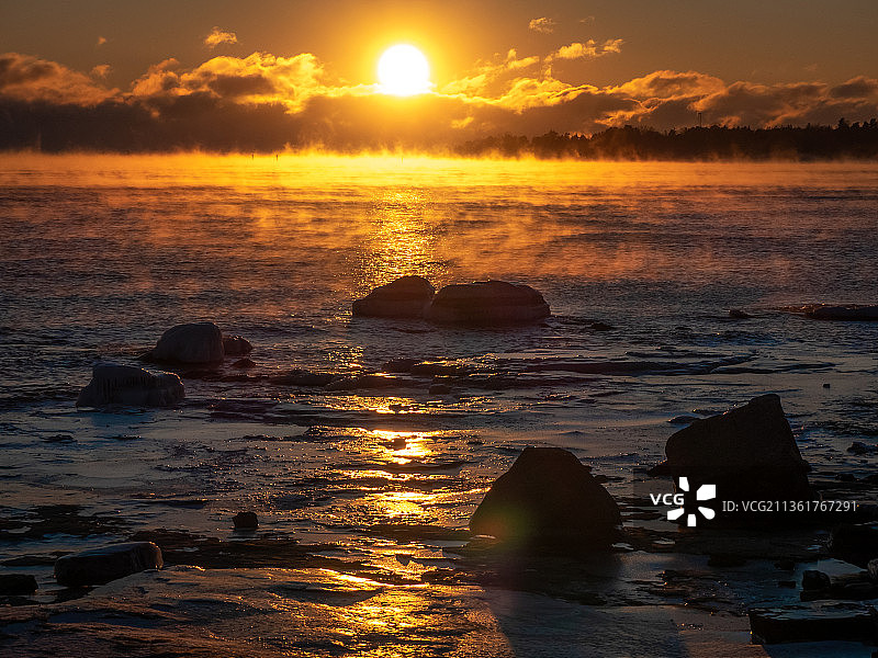 海烟，日落时大海与天空的景色，芬兰赫尔辛弗斯的弗莱舍曼图片素材