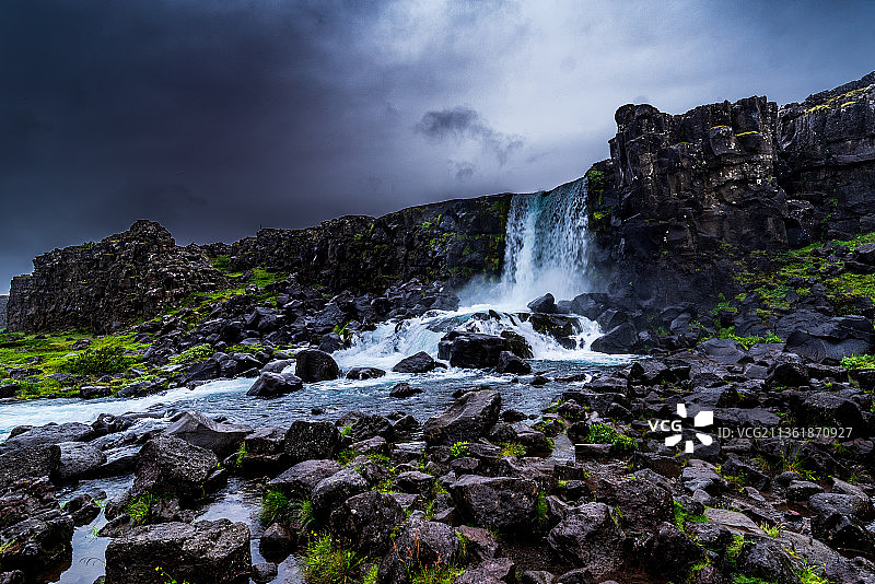 Oxarafoss瀑布，冰岛瀑布倒映天空的景色图片素材