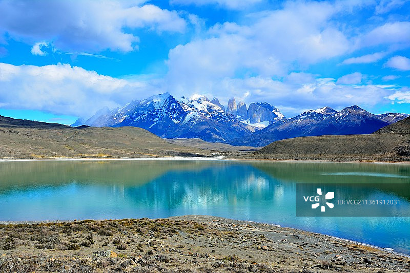 智利巴塔哥尼亚，湖和山的风景图片素材