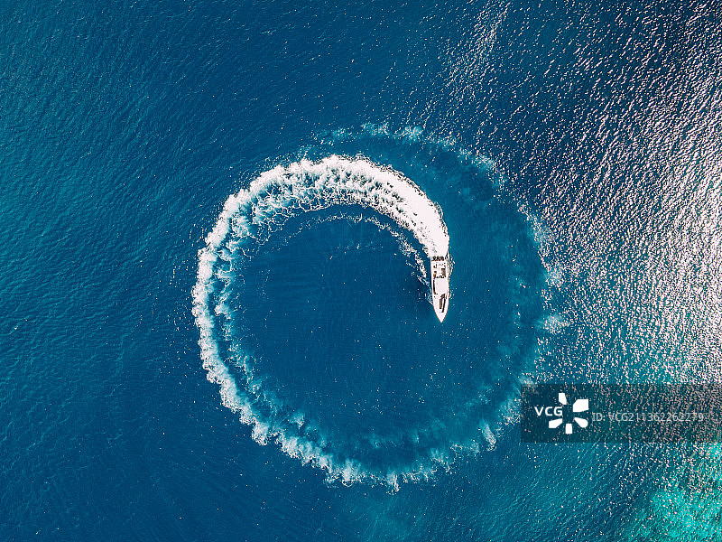 圆圈，航拍船在海上，英属维尔京群岛图片素材