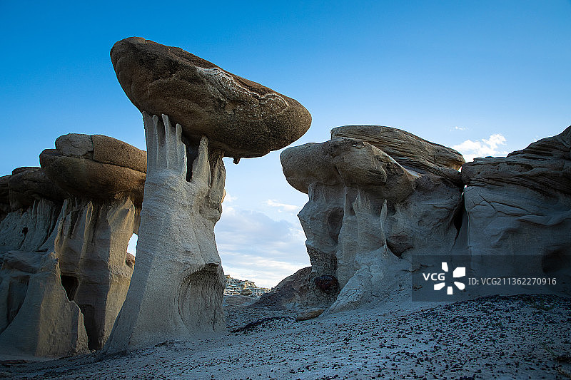 神奇蘑菇，低角度的岩石形成反对清澈的蓝天图片素材