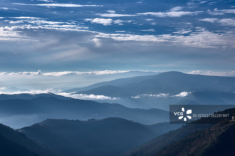 西班牙卢戈，天空映衬下的山景图片素材