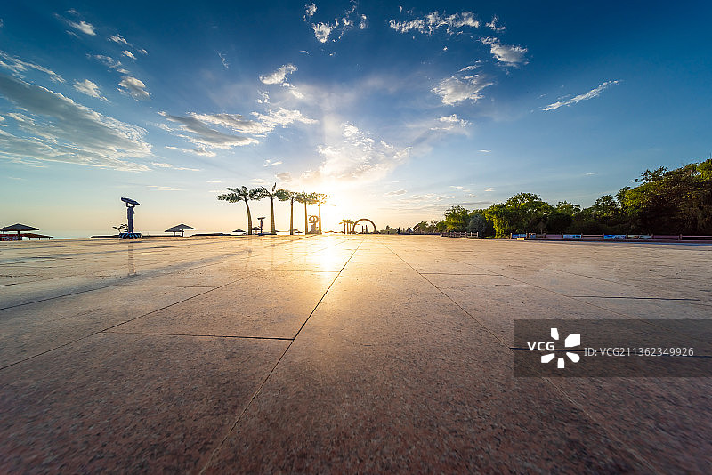 新疆博斯腾湖金沙滩景区中心广场云天空平台日落逆光图片素材