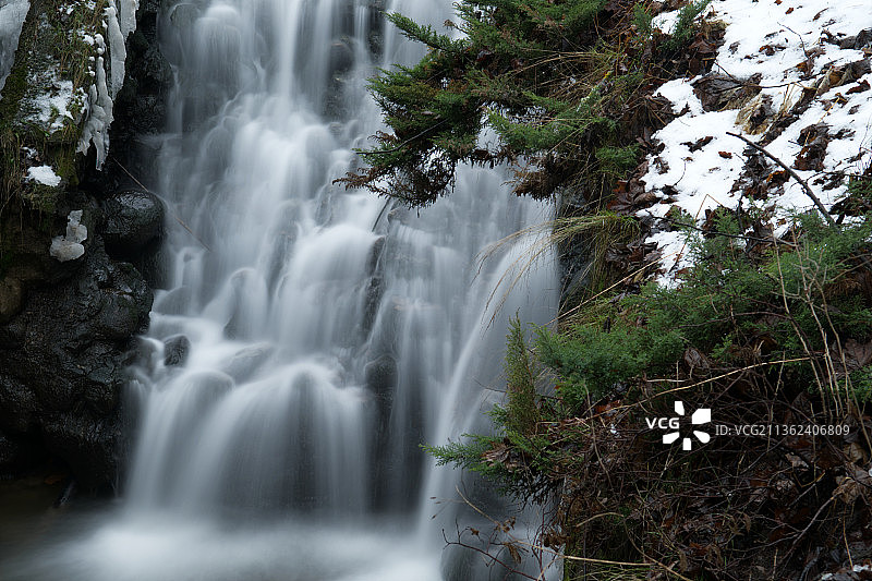 水交响乐，维尔纽斯森林瀑布风景。立陶宛图片素材