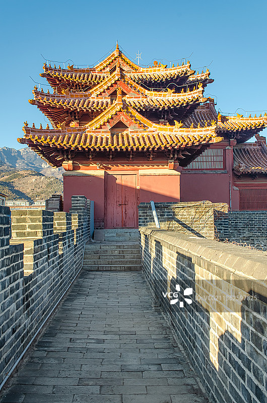 中国山东泰安著名景点泰山风景区岱庙行宫里的古代城墙和角楼图片素材