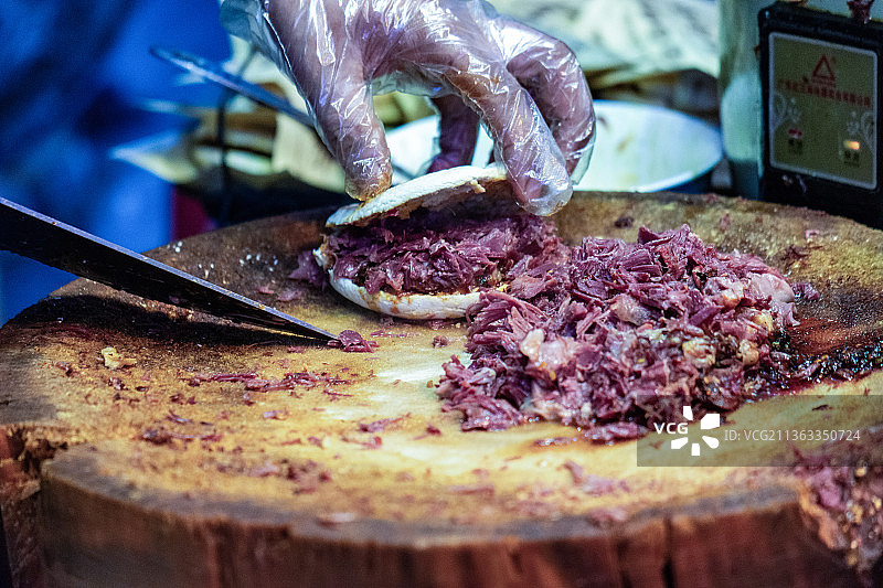 西安回民街特色小吃腊汁肉夹馍图片素材