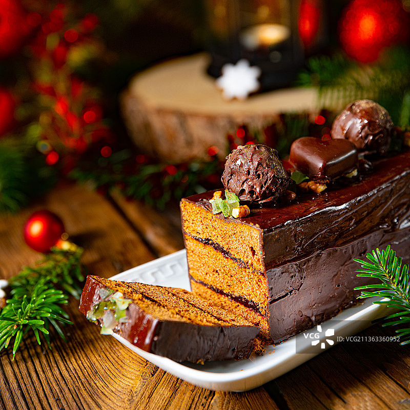 圣诞姜饼夹果酱，桌子上蛋糕的特写图片素材