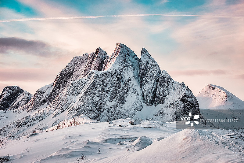 雪山与彩色天空的塞格拉山，塞格拉，Senja，挪威图片素材
