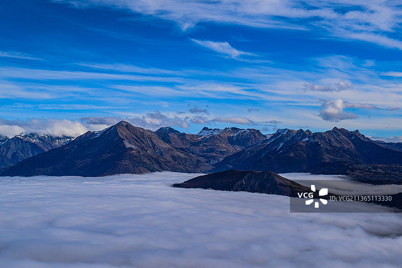 雪山映衬天空的风景图片素材