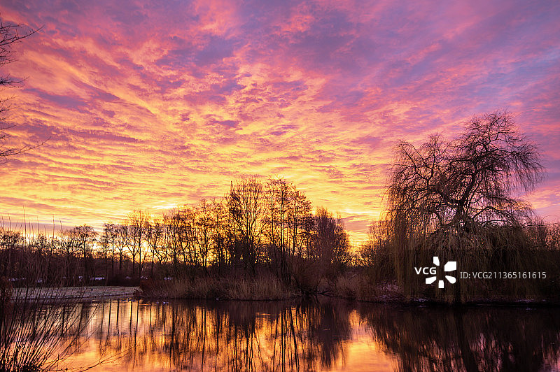 日出的Krimpen和IJssel，日落时湖在天空下的风景图片素材