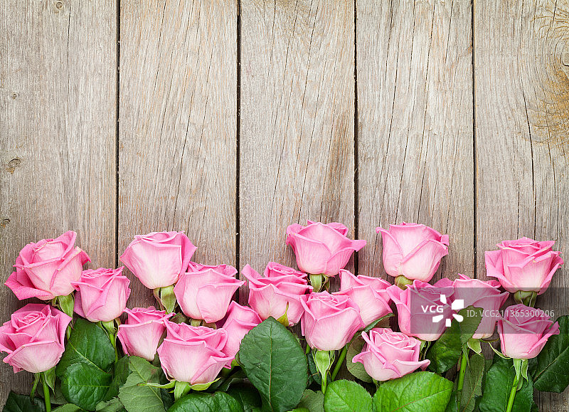 情人节背景与粉红色的玫瑰木制桌子图片素材