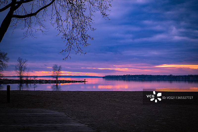 浪漫的紫色天空在不列颠尼亚海滩，风景湖在天空日落，不列颠尼亚海滩，加拿大图片素材