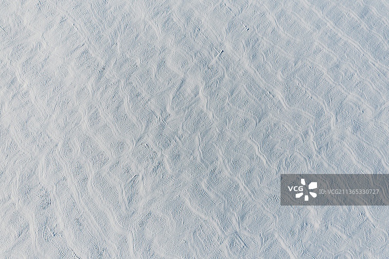 阿尔萨斯葡萄园和白雪覆盖的村庄冬天阳光明媚的法国孚日图片素材