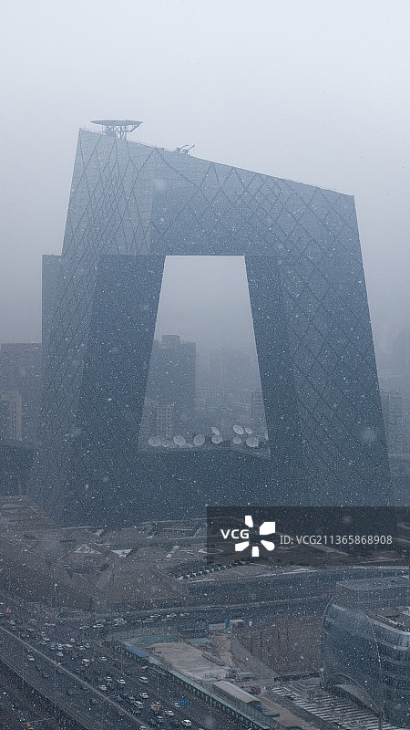 北京市中心中央电视台冬季雪景建筑图片素材