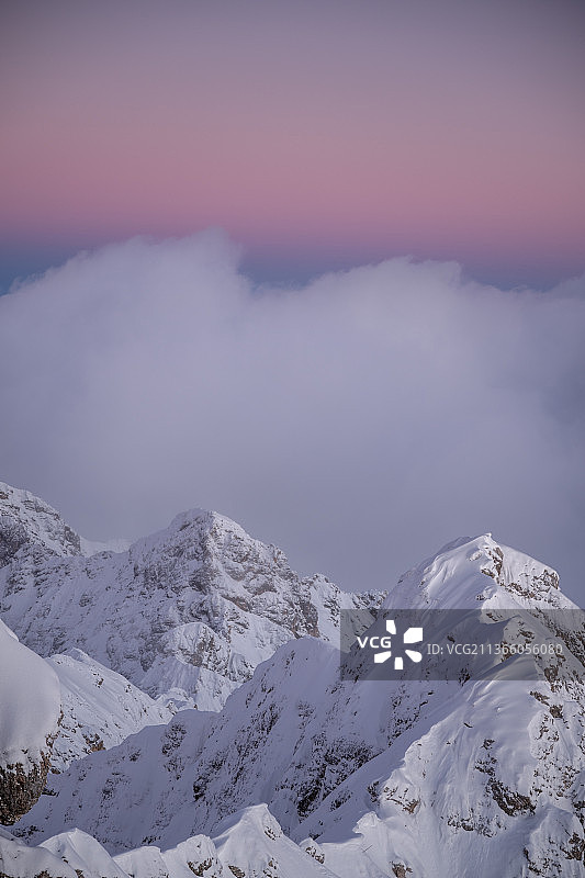 世界之巅，天空映衬下的雪山美景图片素材