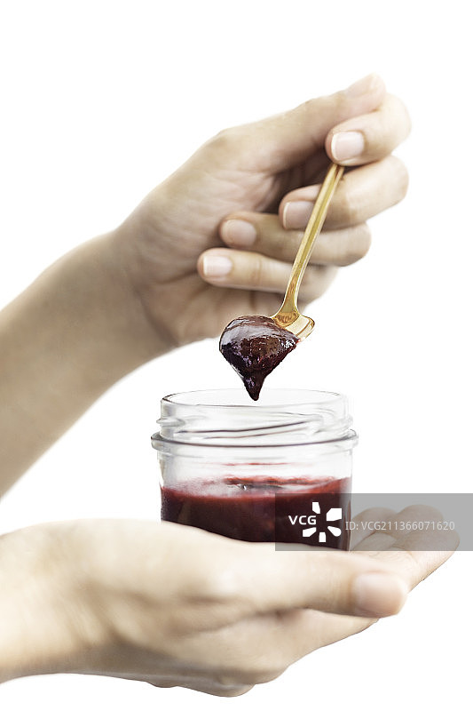 泰国，女子手拿着盛有果酱的勺子图片素材