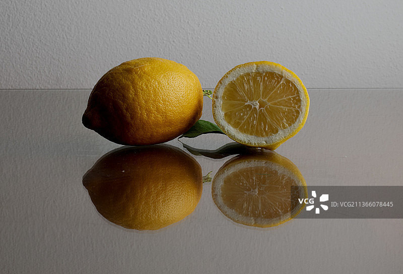 健康生活，桌子上柠檬的特写图片素材