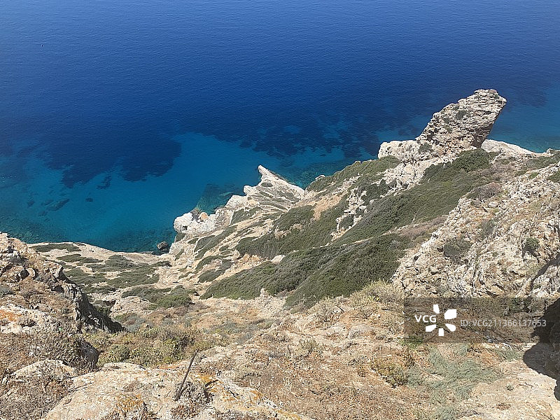 希腊海滩上的岩石的高角度视图图片素材