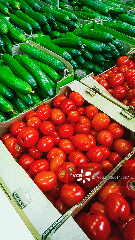 包装黄瓜和西红柿，在街市档位出售的蔬菜的高视角图片素材